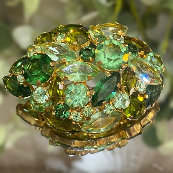 Vintage Austria Uranium Green Cluster Brooch Signed Multi Shapes Sizes Stunning - Picture 4 of 8
